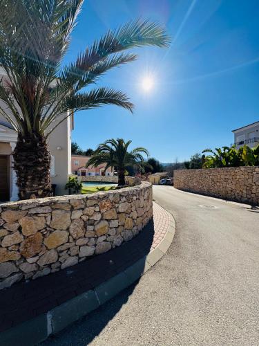 Calpe Casa adosada entorno playa y montaña tranquilidad relax jacuzzi piscina wifi aire jardin barbacoa y parking