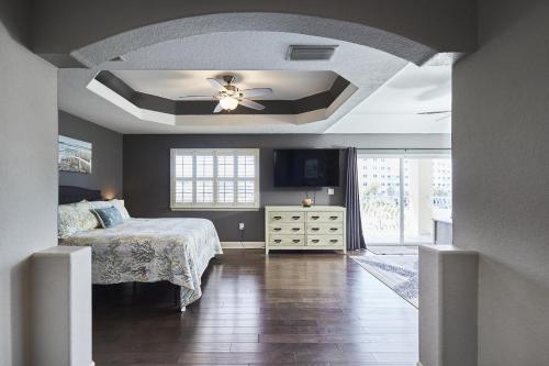 a bedroom with a bed and a ceiling fan at Mojito Haze beach retreat in St Pete Beach