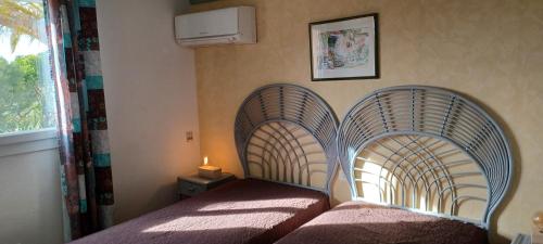 deux lits jumeaux dans une chambre avec fenêtre dans l'établissement Résidence Le Padro - Calvi - F2 45m2 climatisé, à Calvi