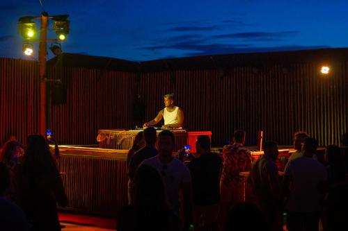 a man standing on a stage in front of a crowd at Café Jeri Hotel - Adults Only in Jericoacoara