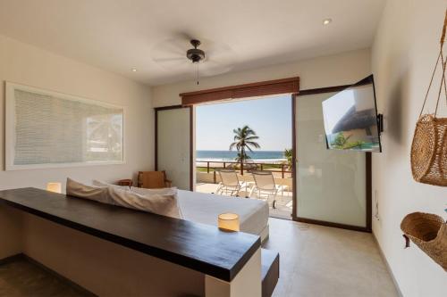 Marea Beachfront Villasにあるテレビまたはエンターテインメントセンター