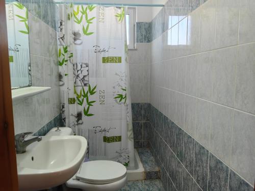 Et badeværelse på Irene Sunny Corner Apartment