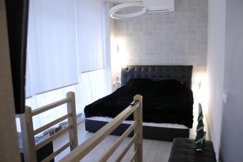 ウラジオストクにあるApartment On Stanukovichaのベッドルーム1室(ベッド1台、黒毛布付)