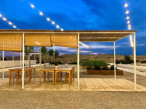 un padiglione con tavolo e sedie su un patio di Masseria Voluzzi a Copertino