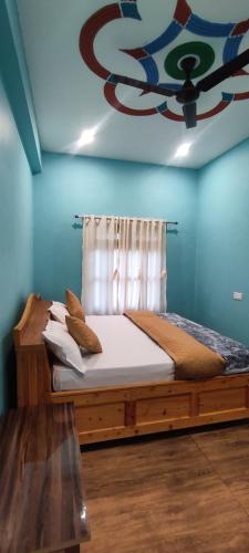 Postel nebo postele na pokoji v ubytování Cedar Serai Homestay