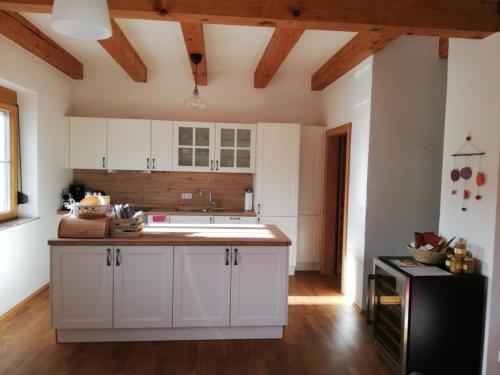 A kitchen or kitchenette at Bioferienhaus Muster - Dominkusch