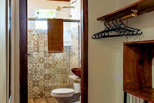 マラウにあるLofts da Vila BGのトイレとシャワー付きのバスルーム