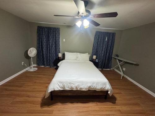 ナイアガラフォールズにあるGetaway Home at Niagara!のベッドと天井扇風機のある寝室