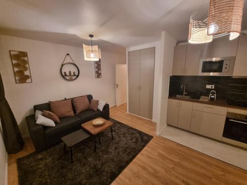 un salon avec un canapé et une table dans l'établissement Le COSY 2 de disneyland paris, à Bussy-Saint-Georges