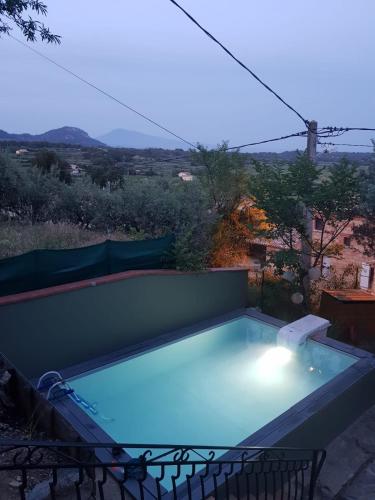une petite piscine dans un jardin dans l'établissement Gîte vue Ventoux et vignes! Provence, à Beaumes-de-Venise