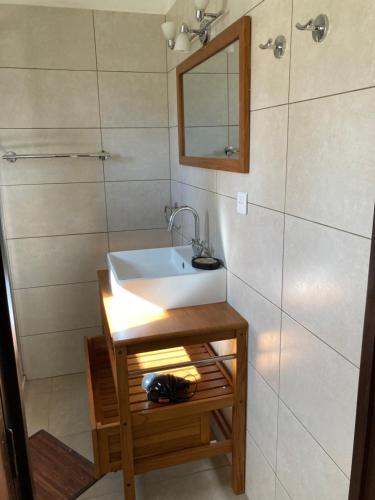 une salle de bain avec un lavabo, un miroir et une douche dans l'établissement RESIDENCE PLAGE ET MAQUIS, à Solaro
