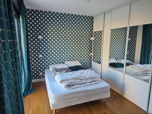- une petite chambre avec 2 lits et un miroir dans l'établissement Le Mans spécial 24h, à Changé