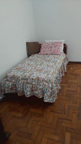 a bed in a bedroom with a wooden floor at Casa em Belo Horizonte - Pampulha in Belo Horizonte