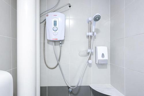eine Dusche im Bad mit Dusche in der Unterkunft Lavender Dream Cozy Family 10 Pax Clover Home 8-01 in Brinchang