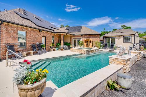 Kolam renang di atau dekat dengan Elegant Spring Home with Full Kitchen and Pool