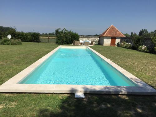 a swimming pool in the middle of a yard at Cambraye in Marcilly-sur-Vienne