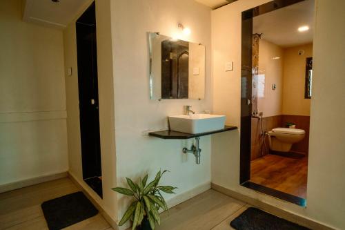 un baño con lavabo e inodoro en Sea Esta Resort - Kashid Beach, en Kashid