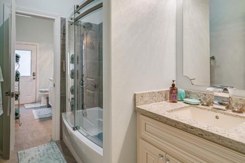 Bilik mandi di Elegant Spring Home with Full Kitchen and Pool