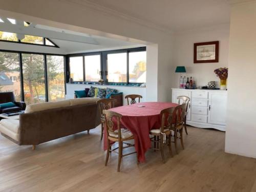 un salon avec une table et un canapé dans l'établissement L'Abricotier, à Fréhel