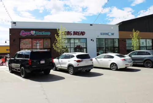 Gambar di galeri bagi Carrington Cozy Suite, Calgary di YYC