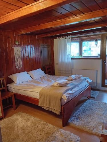 a bedroom with a large bed in a room at Family Home in Cheia