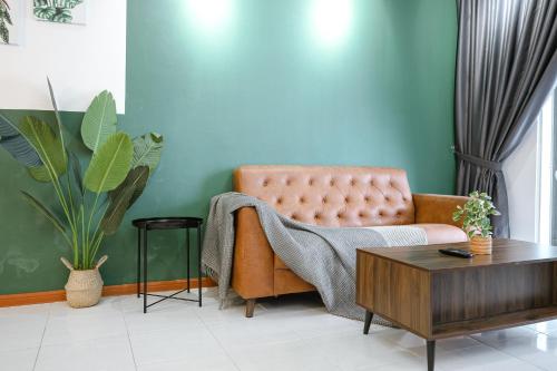 a living room with a couch and a table at Elegant Studio Escape at Emerald Avenue Cameron Clover Home 4-03 in Brinchang