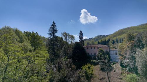 an aerial view of a house in the middle of a forest at Il Casale Di Villa Rossi in Lucca
