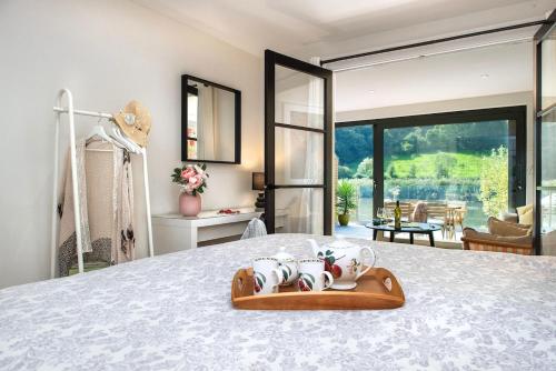 ein Schlafzimmer mit einem Bett mit zwei Spielzeugtieren darauf in der Unterkunft Waterfront Cottage - Apple Pie Luxury Escapes in Calstock