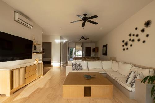 Marea Beachfront Villasにあるテレビまたはエンターテインメントセンター