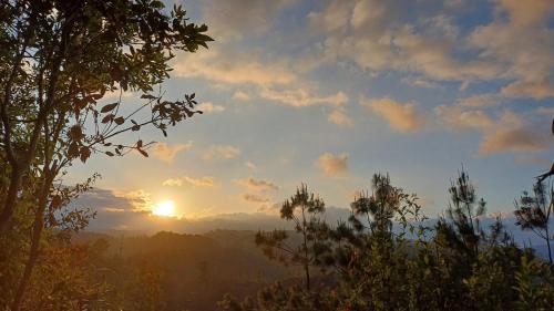a view of the sun setting over the mountains at Paraiso Verde in Chijoú