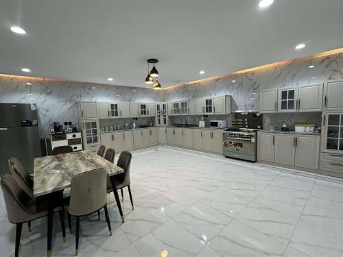 Una cocina o cocineta en استراحه الغانم