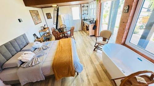 a bedroom with a large bed in a room at Crepusculo- Essenziale in Urubici