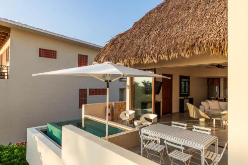 Marea Beachfront Villasの敷地内または近くにあるプール