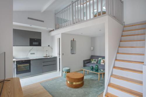 une cuisine et un salon avec un escalier dans une maison dans l'établissement Appartement lumineux dans Paris - Climatisé, à Paris