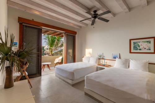 Marea Beachfront Villasにあるベッド