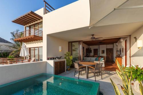 Marea Beachfront Villasの敷地内または近くにあるプール
