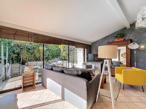 a living room with a couch and a table at Le Cocon du Bouscat Maison 2 Pers à Bordeaux in Le Bouscat