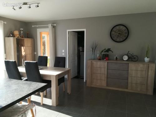 une salle à manger avec une table et des chaises dans l'établissement Villa pool air-conditioning garage near golf, à Salernes