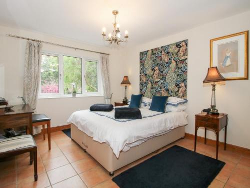 Un dormitorio con una cama y un escritorio y una ventana. en Riverdale, en Shrewsbury