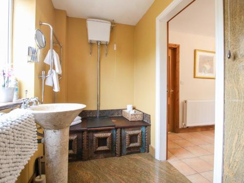 un baño con lavabo y espejo en Riverdale, en Shrewsbury
