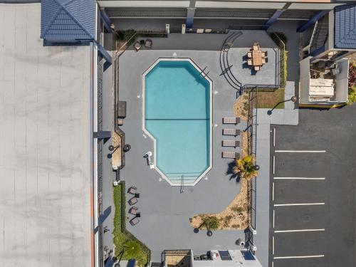 an overhead view of a swimming pool next to a building at Baymont by Wyndham Orlando East in Orlando