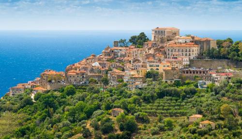 a town on top of a hill near the ocean at I Bellini in Agnone