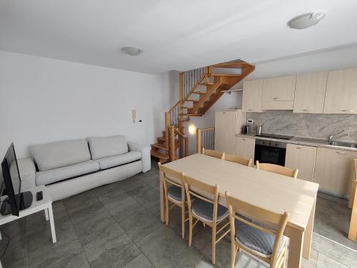 une cuisine et un salon avec une table et un canapé dans l'établissement Les Clementines, à Roquebrune-Cap-Martin