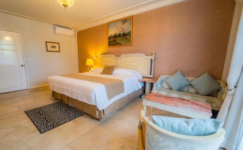 阿瓜斯卡连特斯Hotel Alameda Grand的卧室里有一张床和一张沙发