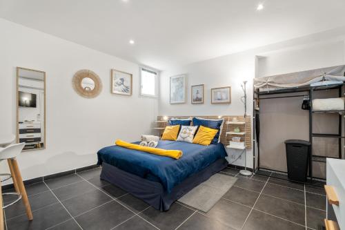 - une chambre avec un lit bleu et des oreillers jaunes dans l'établissement Nice Renting - 5b PENCHIENATTI - Charming Cozy Studio Balcony AC Massena, à Nice