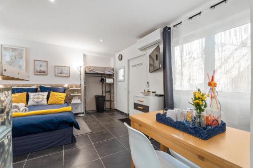 une chambre avec un lit et une table avec des chaises dans l'établissement Nice Renting - 5b PENCHIENATTI - Charming Cozy Studio Balcony AC Massena, à Nice