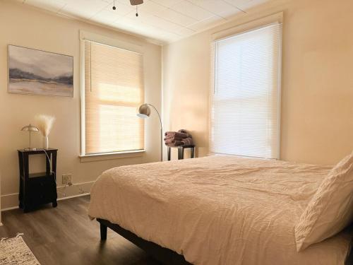 Postel nebo postele na pokoji v ubytování Mid-Century Modern retreat