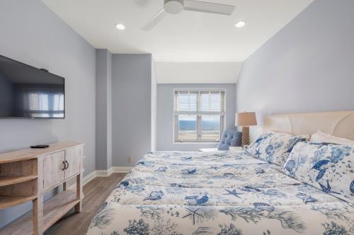 Un dormitorio con una cama y un televisor. en 5120 Windswept Villa by Akers Ellis Rentals, en Kiawah Island
