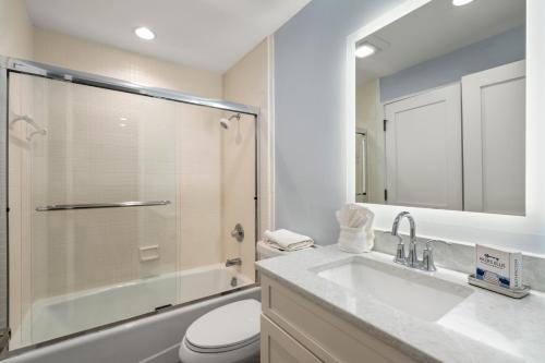 Un baño con lavabo, inodoro y ducha. en 5120 Windswept Villa by Akers Ellis Rentals, en Kiawah Island