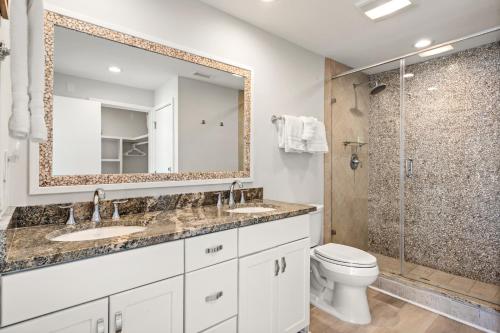 Et badeværelse på 5134 Windswept Villa by Akers Ellis Rentals